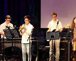 Clemens Scheibenreif, Jacob Sauer, Gal Peric und Lucia Böck, weitere Bandmitglieder sind Elias Stöhr, Johannes Flachberger, Lukas Schinner und Paul Sohm
